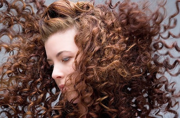 Как правильно ухаживать за волнистыми волосами?