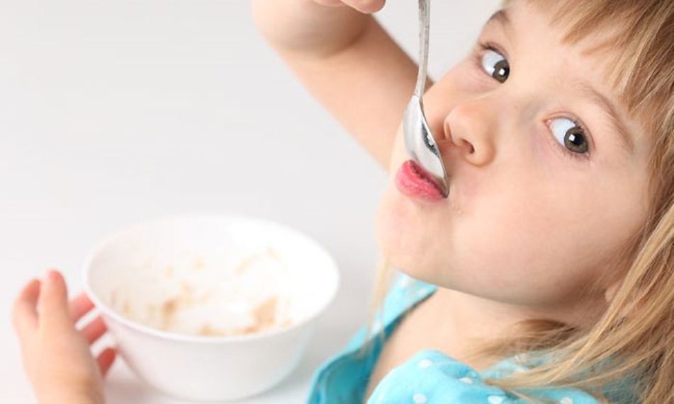 Как правильно обучить ребенка кушать самостоятельно?