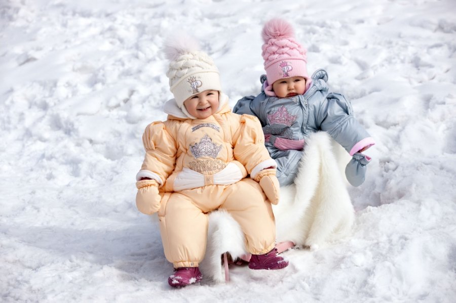 Как правильно подобрать зимний комбинезон ребенку?