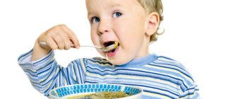 Как правильно обучить ребенка кушать самостоятельно?
