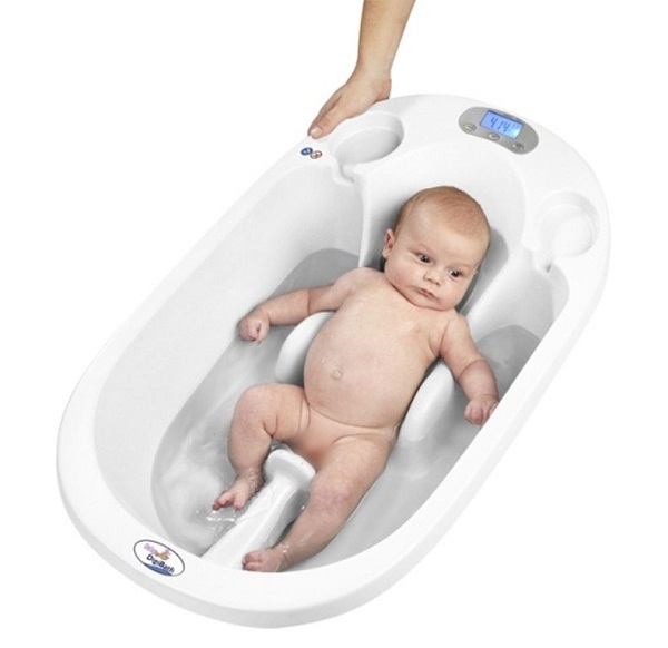 Как правильно первый раз купать новорожденного ребенка